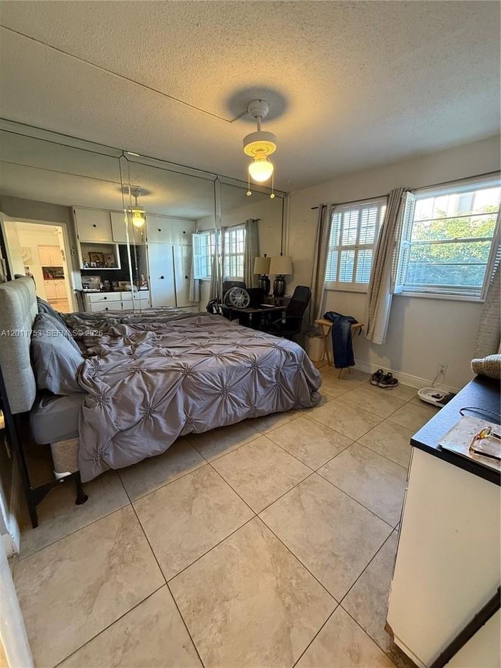 500 Ne 14th Ave #302 - Photo 3 of 10