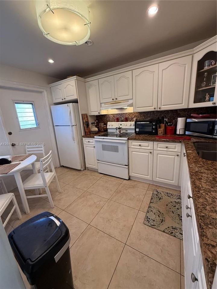 500 Ne 14th Ave #302 - Photo 5 of 10