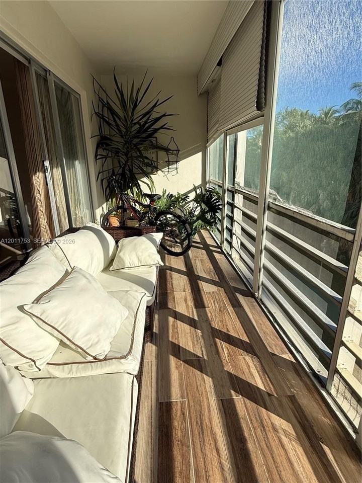 500 Ne 14th Ave #302 - Photo 7 of 10