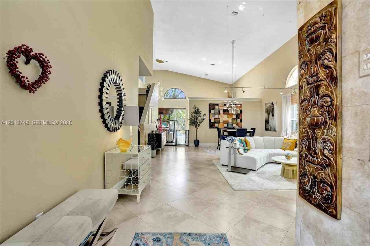 6204 Nw 78th Ct - Photo 3 of 41