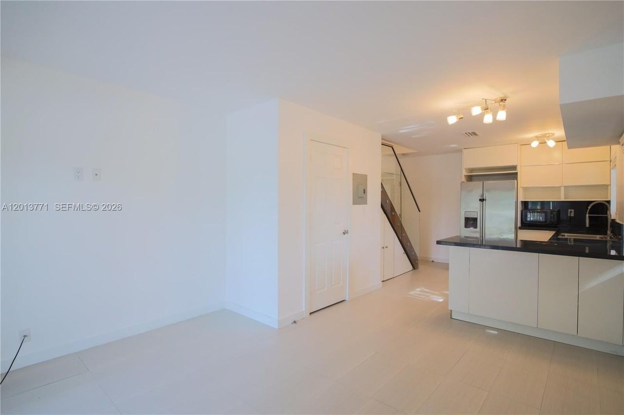 3239 W Trade Ave #9 - Photo 6 of 21