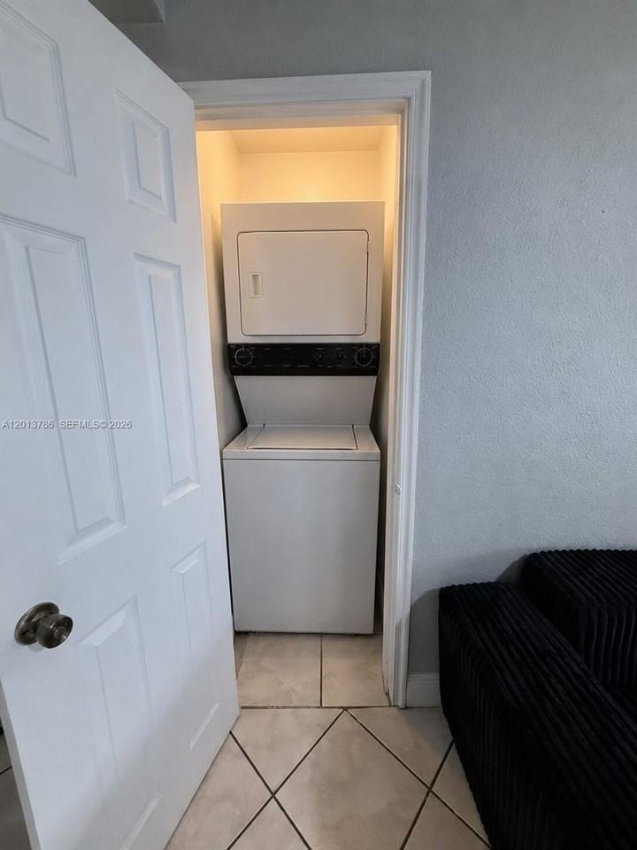 951 Jefferson Ave #1 - Photo 5 of 18