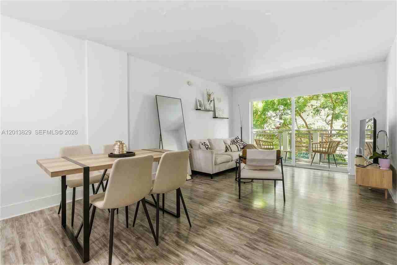716 Michigan Ave #303 - Photo 4 of 10