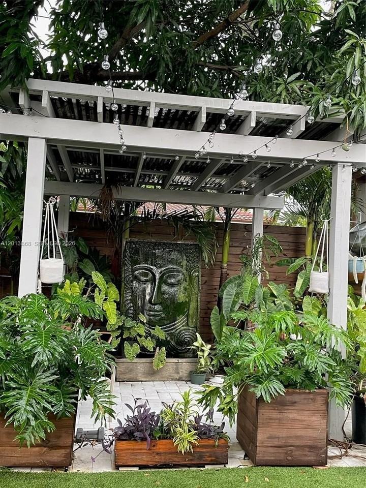 2235 Sw 25th Ter - Photo 2 of 15