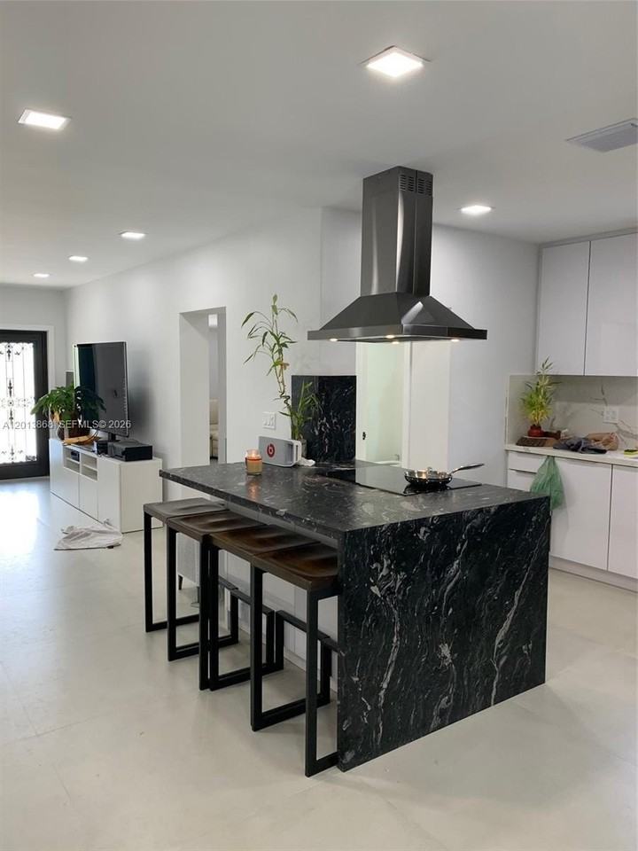 2235 Sw 25th Ter - Photo 3 of 15