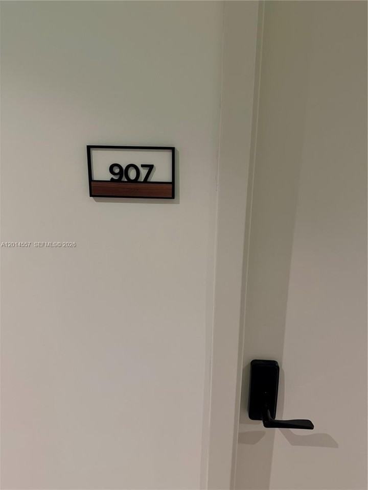 225 N Miami Ave #907
