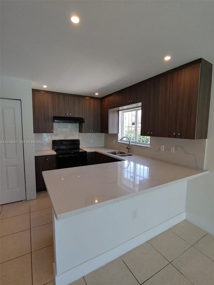 1270 Nw 39th St #1270 - Photo 2 of 7