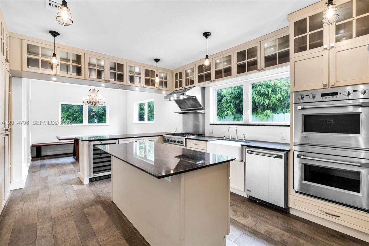 1232 Lenox Ave - Photo 4 of 37