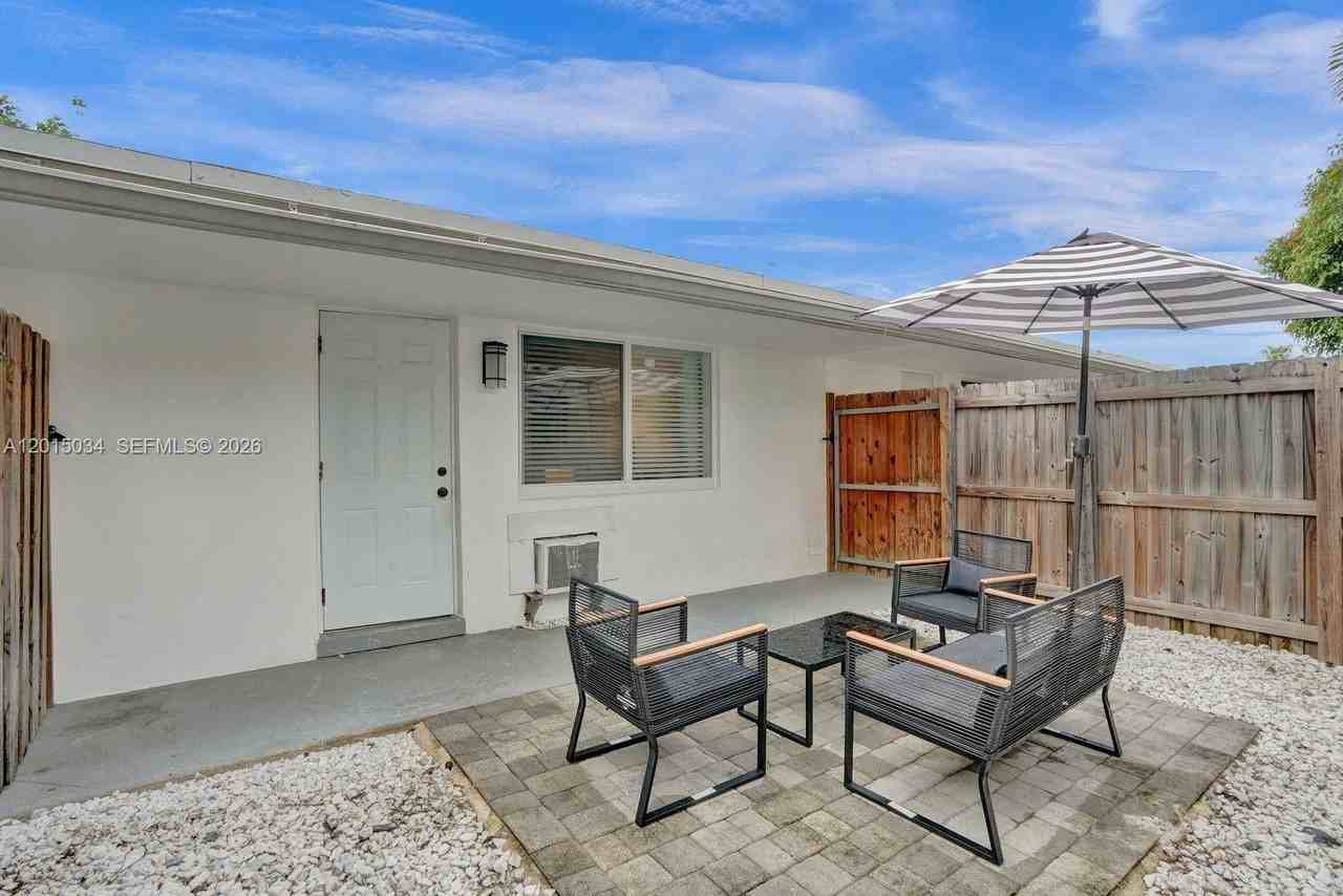 1239 Ne 15th Ave #1 - Photo 6 of 14