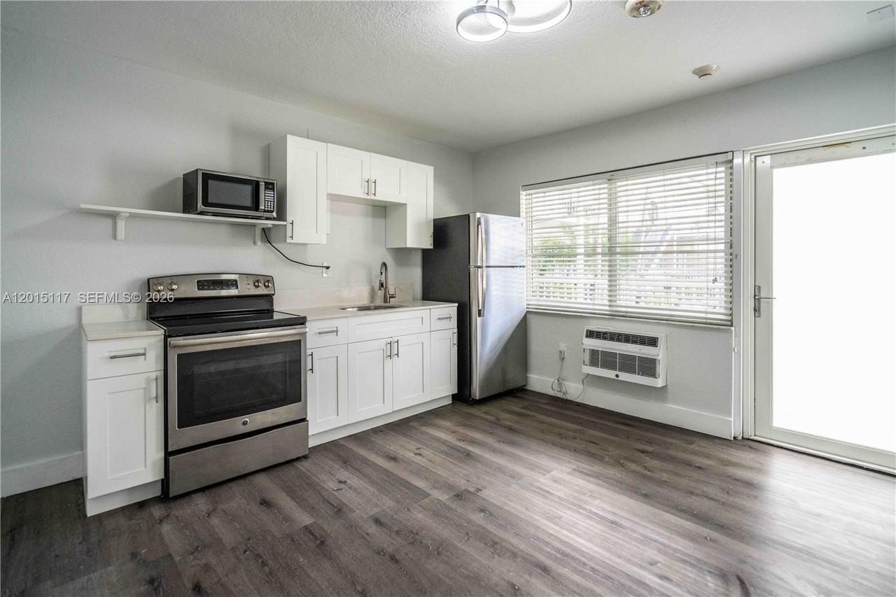 1940 Biarritz Dr #24 - Photo 2 of 12
