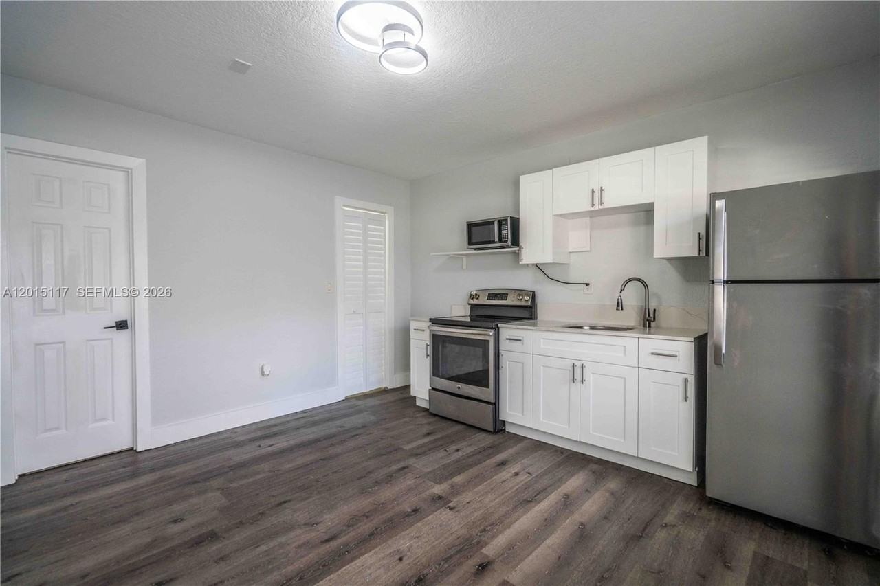 1940 Biarritz Dr #24 - Photo 5 of 12