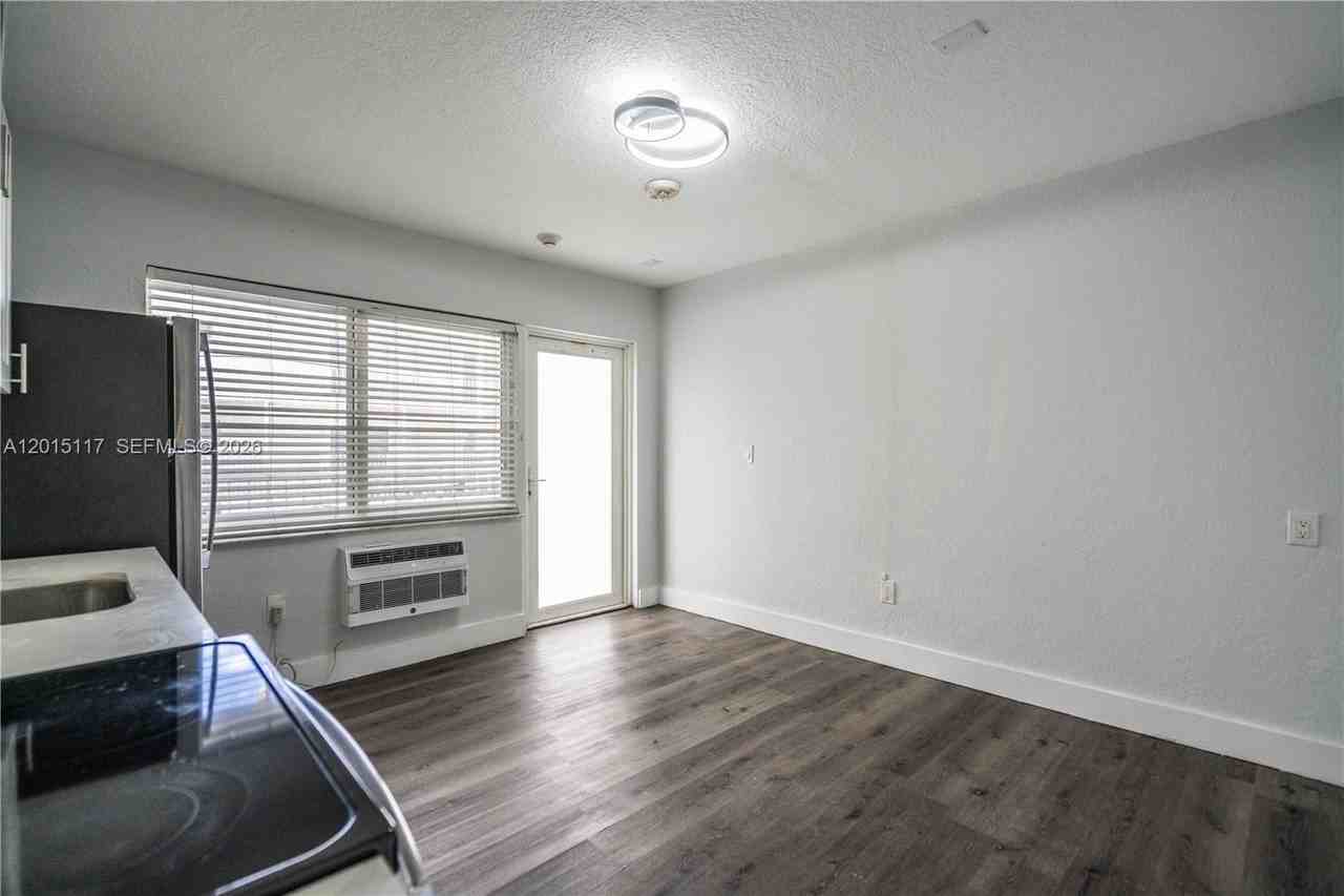 1940 Biarritz Dr #24 - Photo 6 of 12