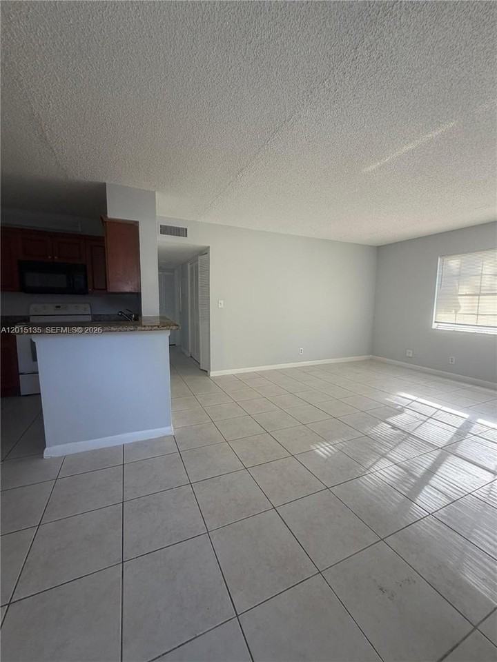 11472 Nw 42nd St #11472 - Photo 3 of 12
