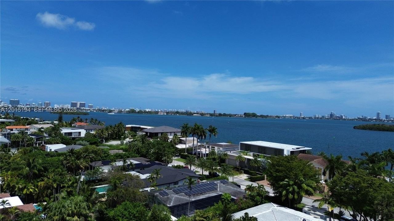 11445 N Bayshore Dr - Photo 2 of 32