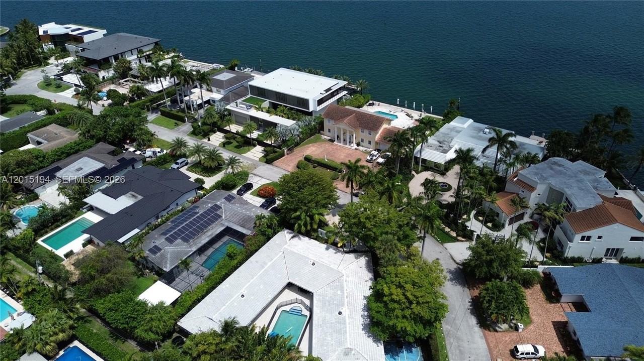11445 N Bayshore Dr - Photo 4 of 32
