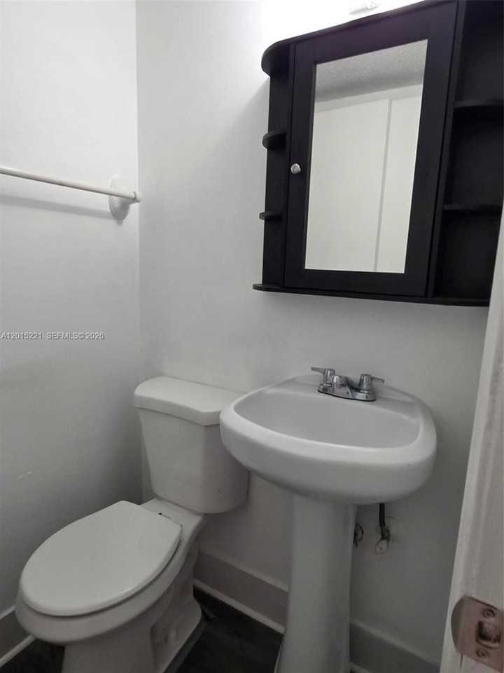 556 Nw 114th Ave #101 - Photo 4 of 10