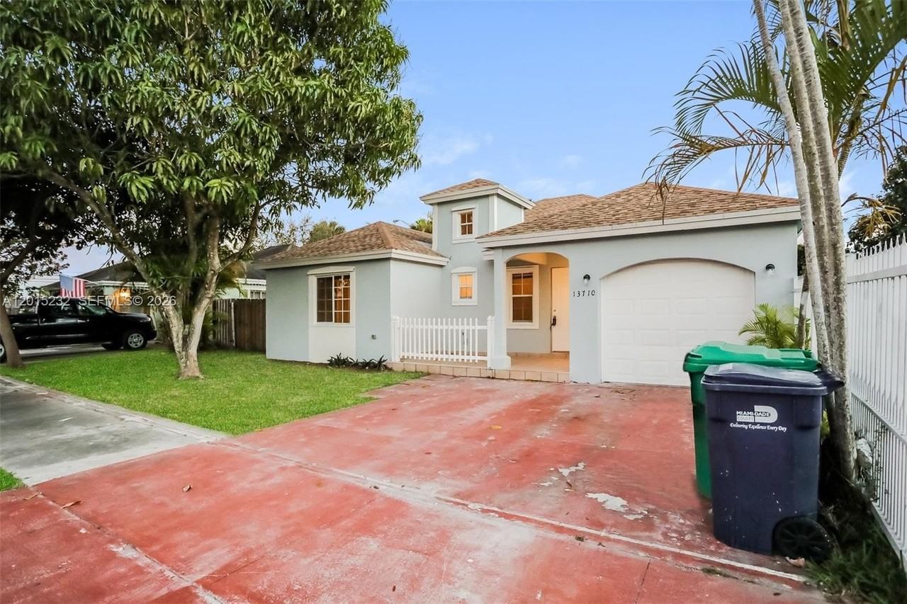 13710 Sw 181st Ter - Photo 2 of 18