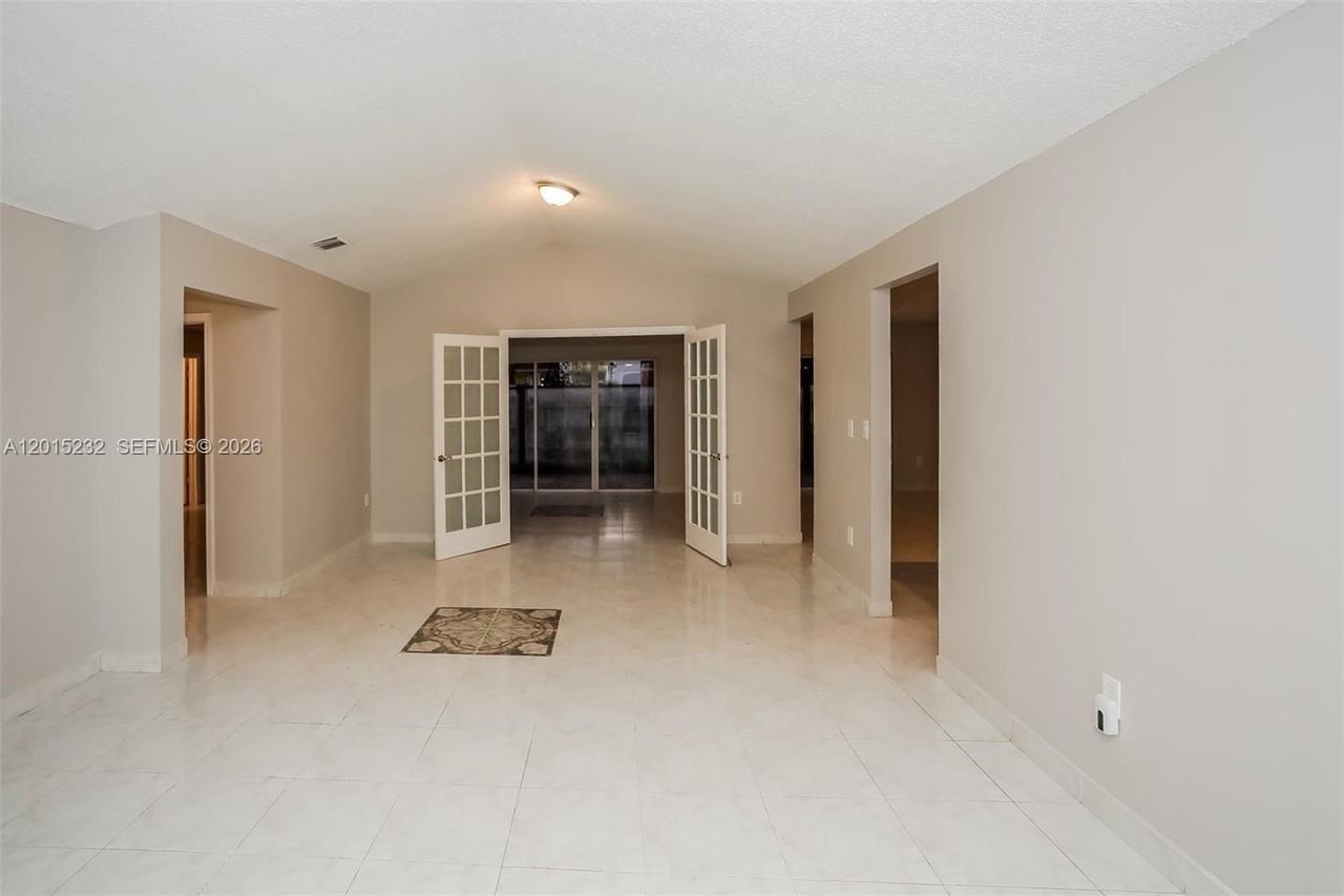 13710 Sw 181st Ter - Photo 3 of 18
