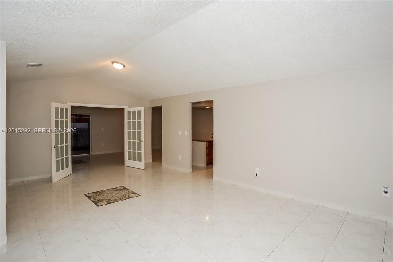 13710 Sw 181st Ter - Photo 4 of 18