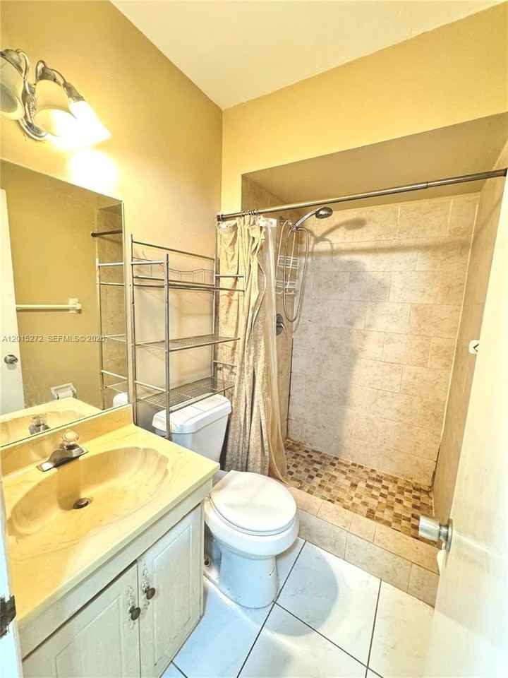 2500 Sw 81st Ave #401 - Photo 4 of 11