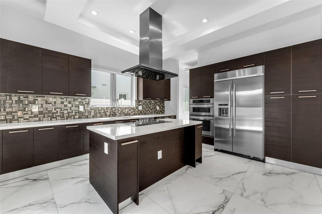 8221 Nw 34th Dr - Photo 4 of 50