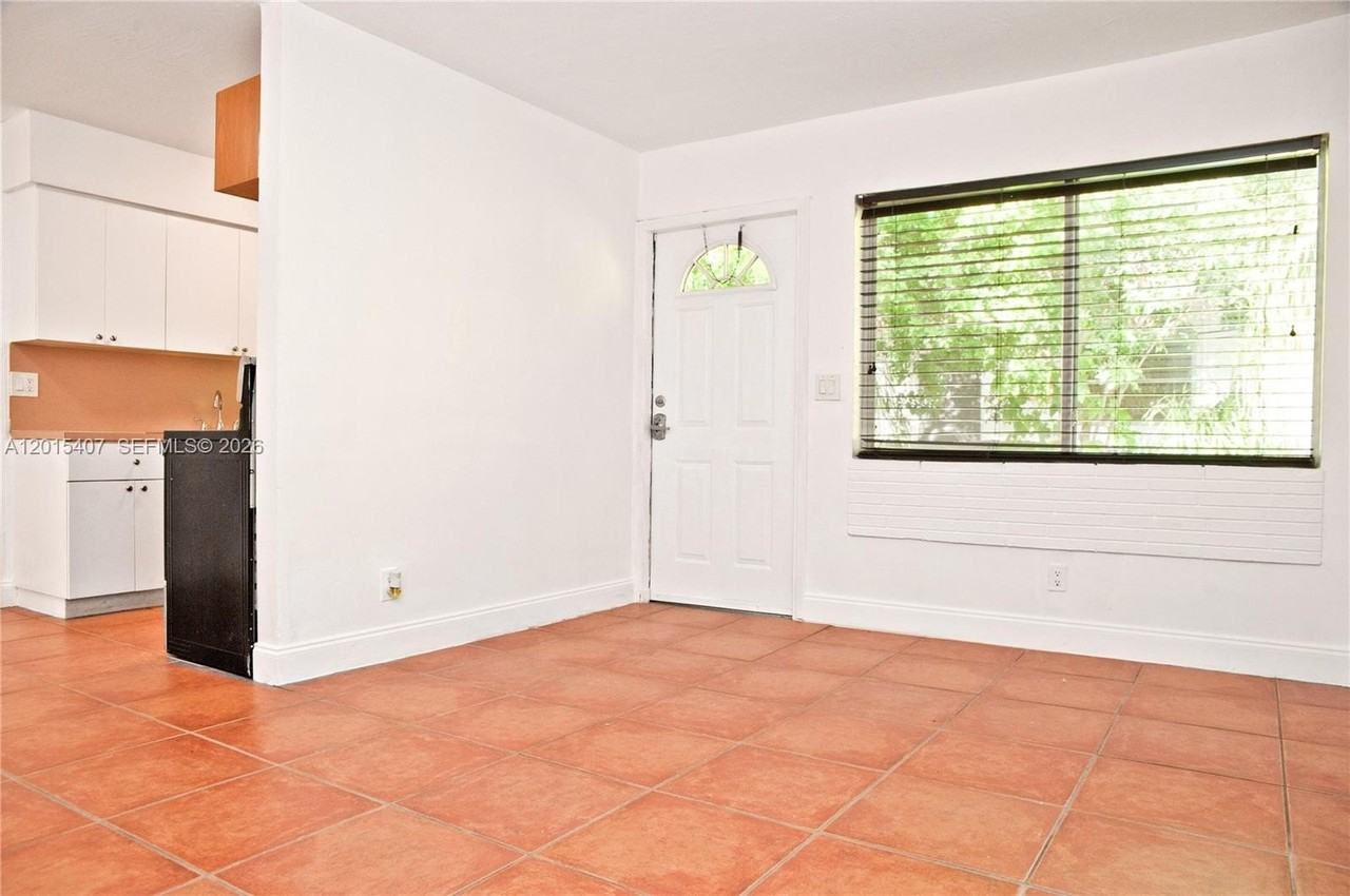 304 Se 9th Ct #6 - Photo 3 of 25