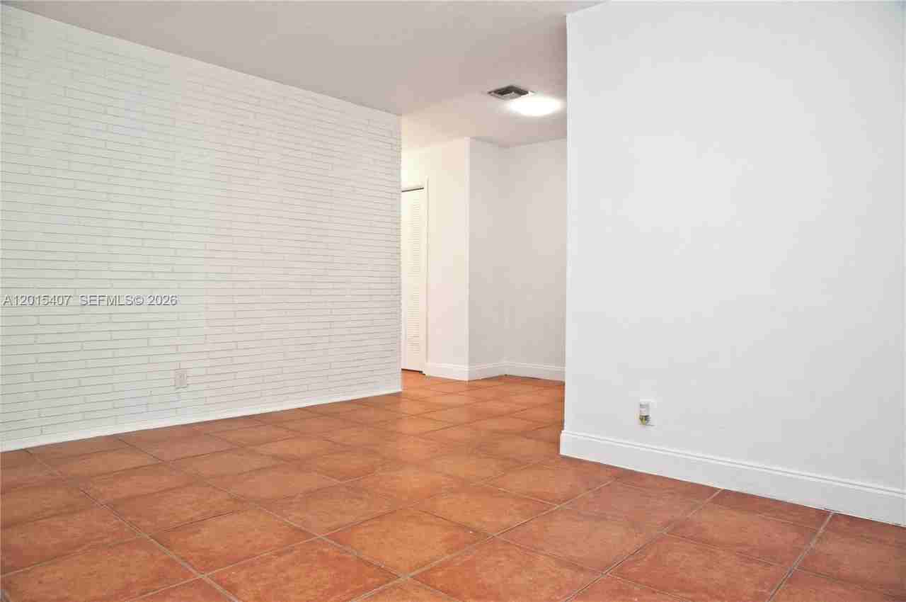 304 Se 9th Ct #6 - Photo 4 of 25