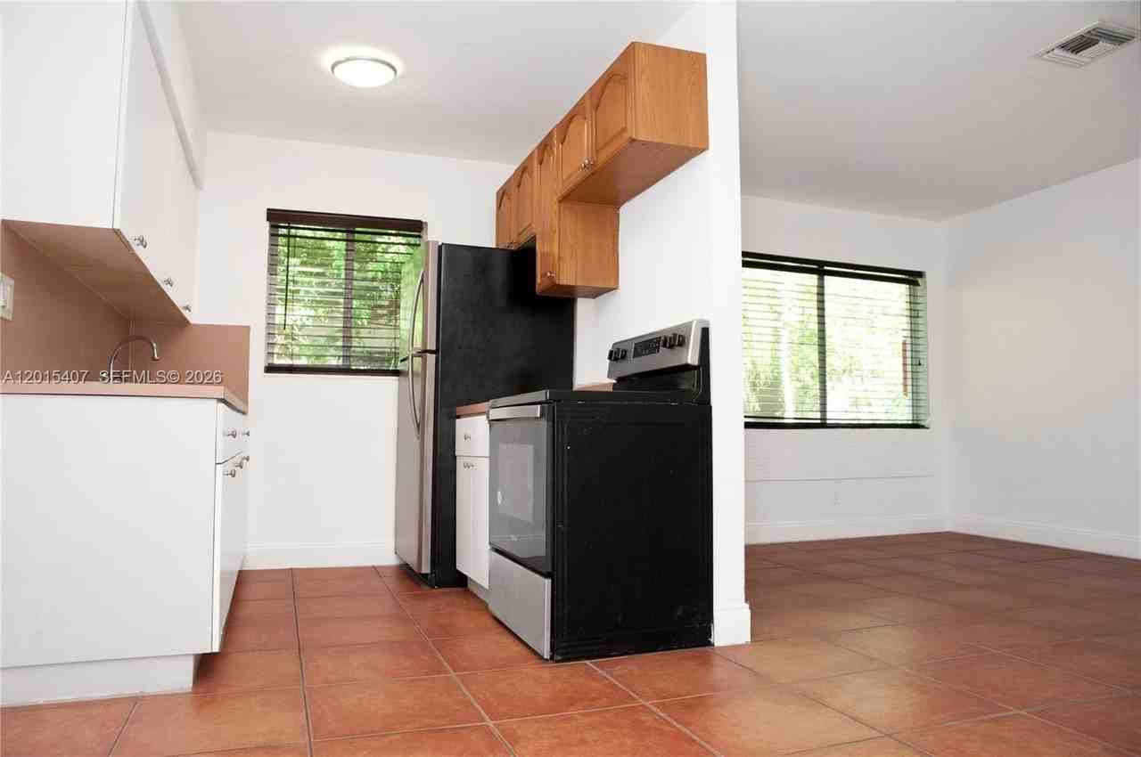 304 Se 9th Ct #6 - Photo 5 of 25