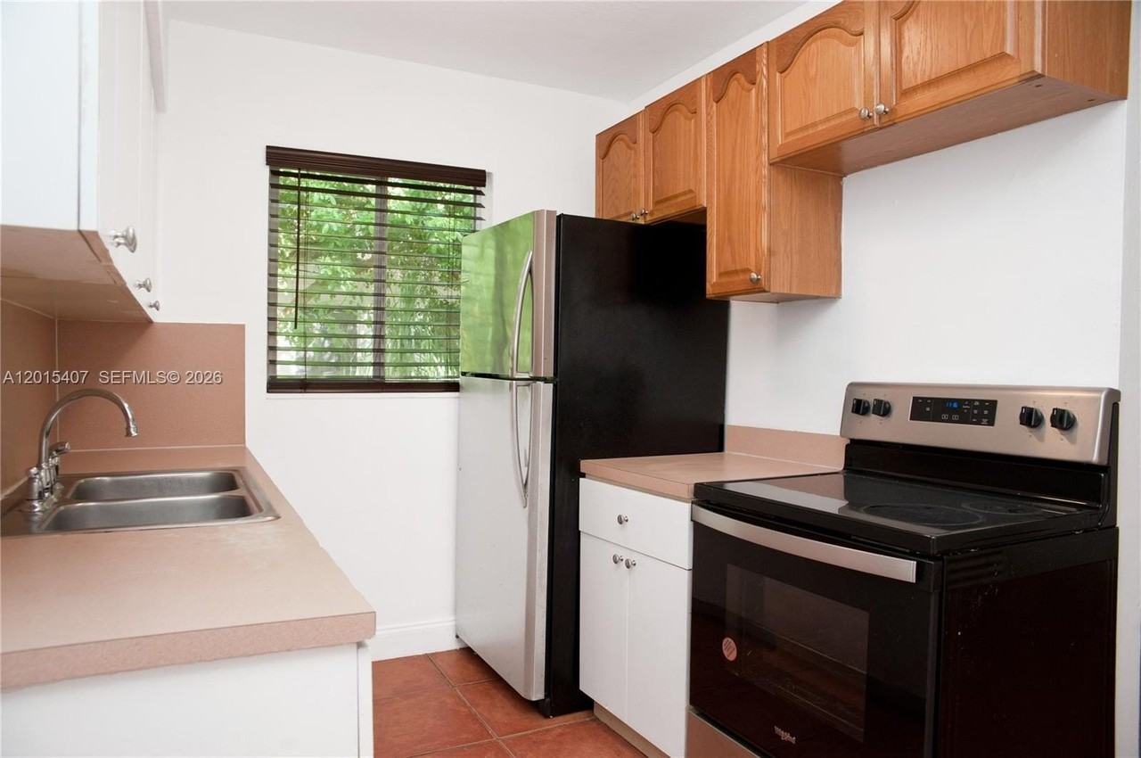 304 Se 9th Ct #6 - Photo 6 of 25