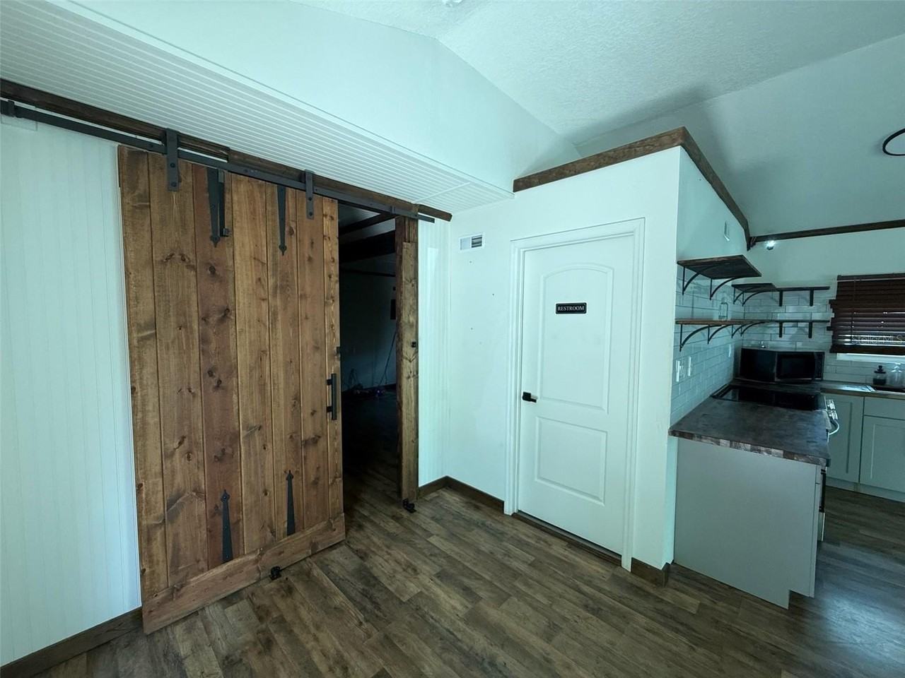 18312 Hollister Rd - Photo 4 of 6