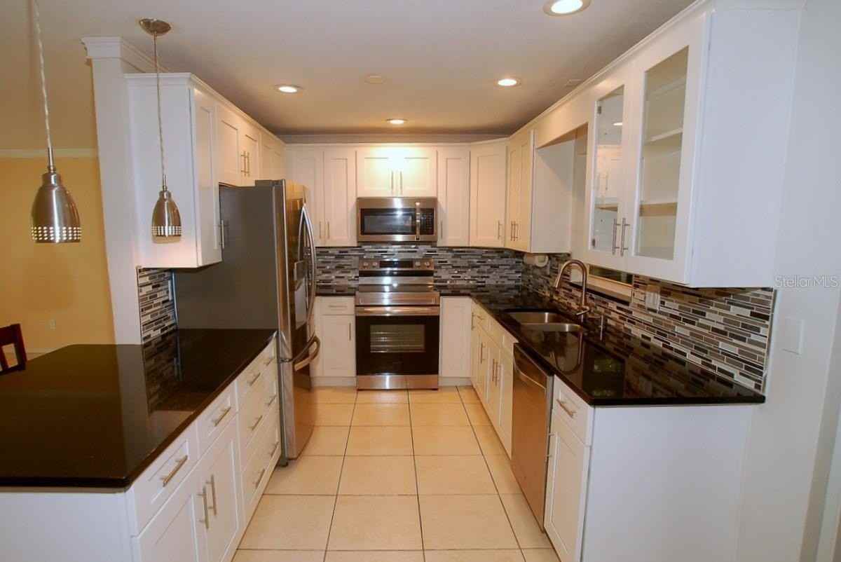 468 Limewood Ave - Photo 3 of 50