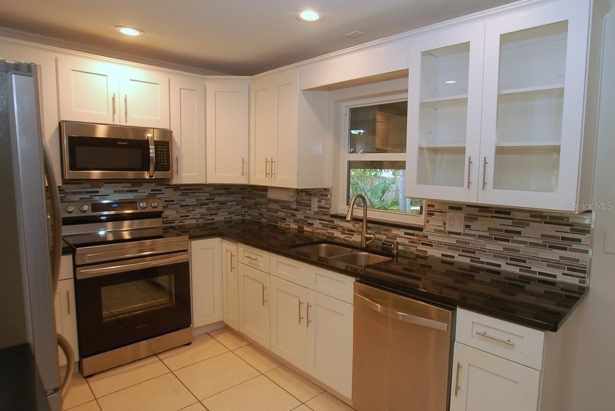 468 Limewood Ave - Photo 6 of 50