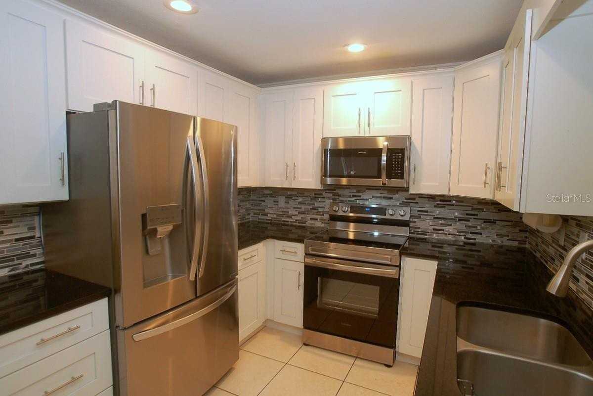 468 Limewood Ave - Photo 7 of 50