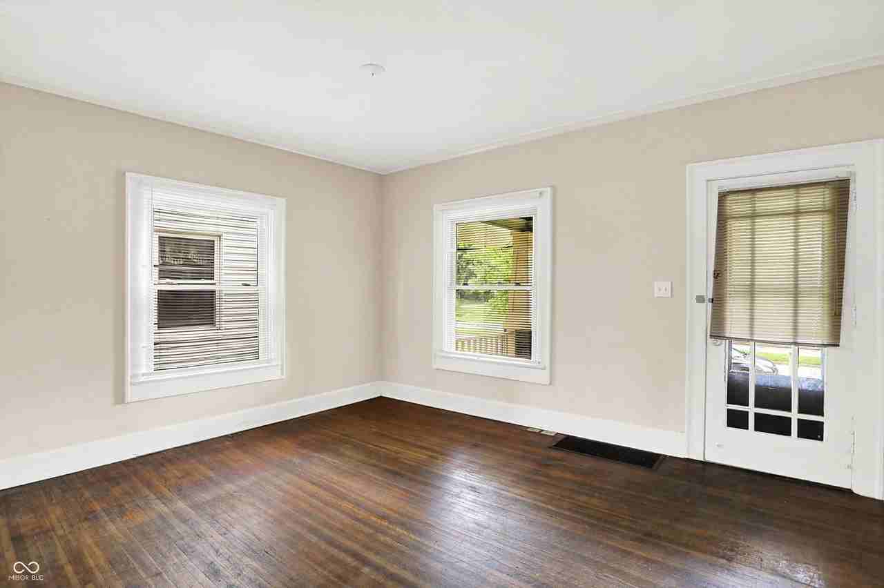 628 N Riley Ave - Photo 4 of 36