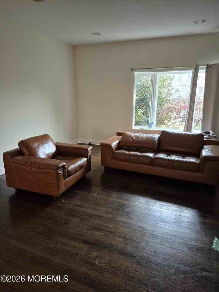 247 Perrine Ave - Photo 4 of 9