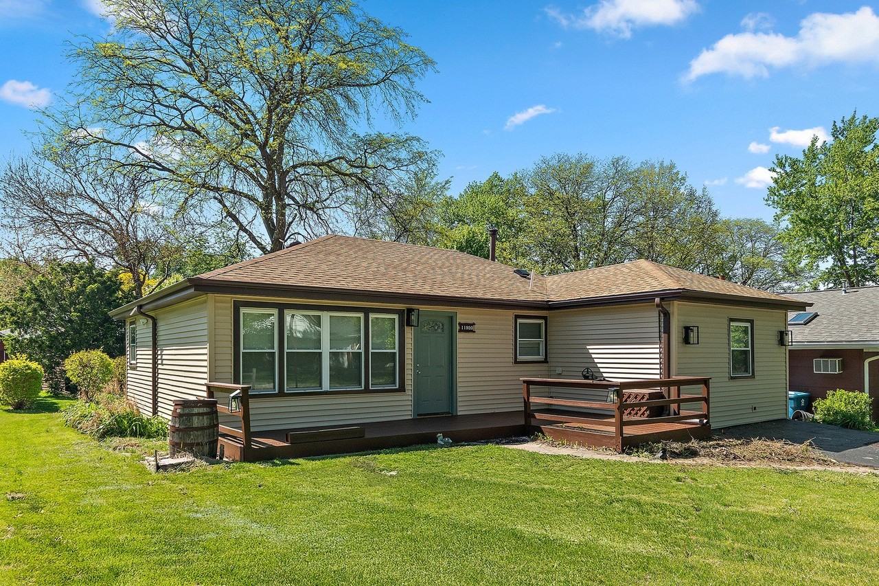 11920 S 74th Ave - Photo 2 of 25