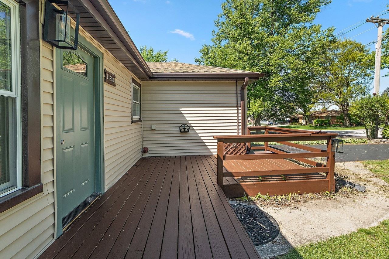 11920 S 74th Ave - Photo 3 of 25