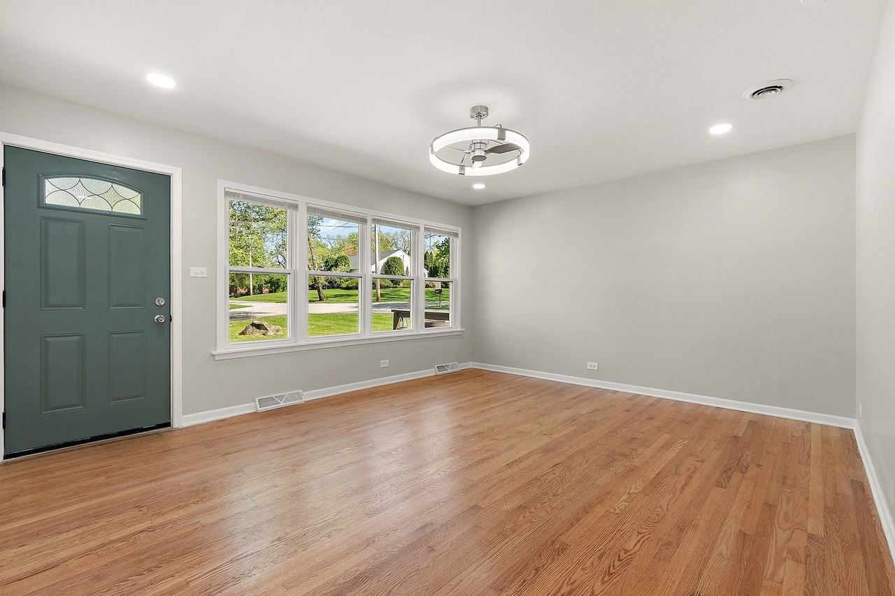 11920 S 74th Ave - Photo 4 of 25
