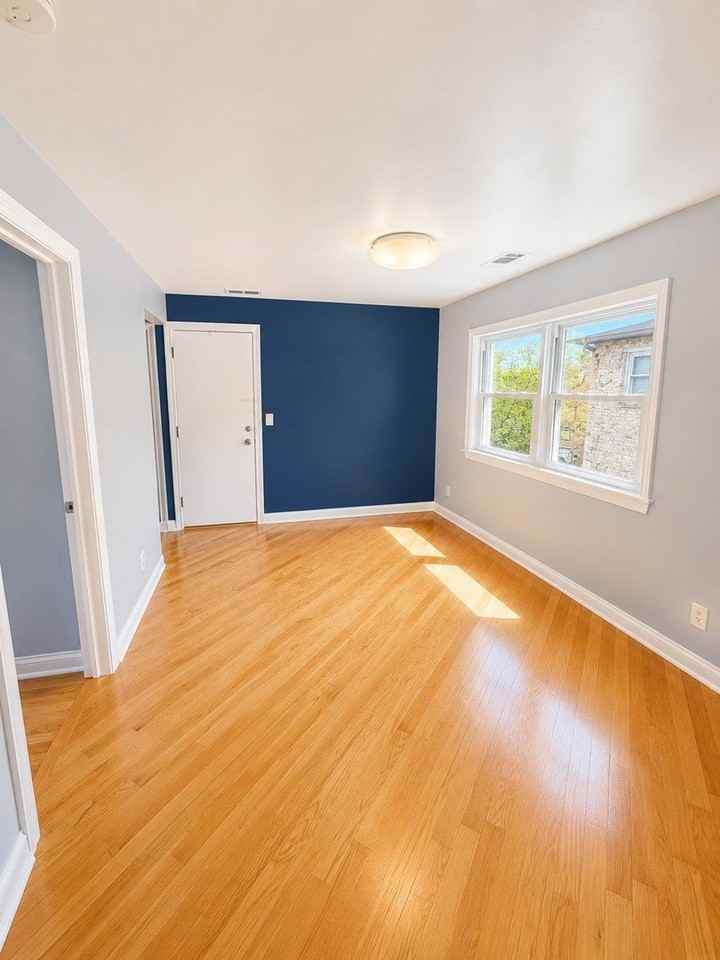 7942 W Addison St #3 - Photo 5 of 18