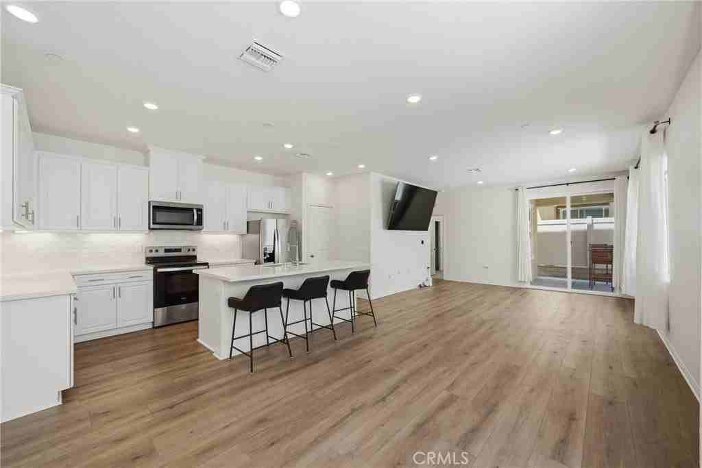 16033 Cochise Ct - Photo 3 of 47