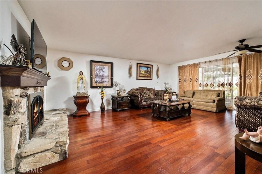 5035 Carlingford Ave - Photo 7 of 32