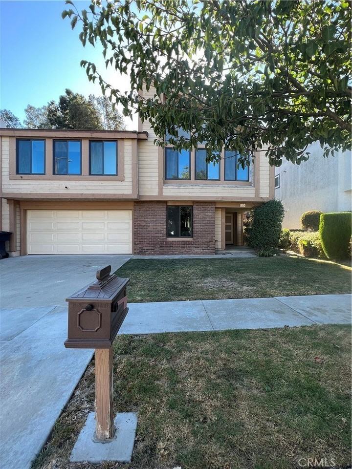 2936 Briarwood Dr - Photo 2 of 35