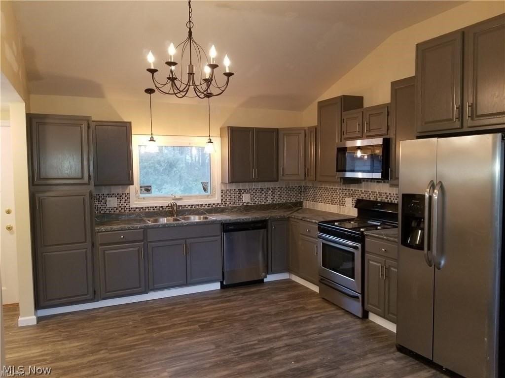 2443 Amberly Dr - Photo 2 of 12