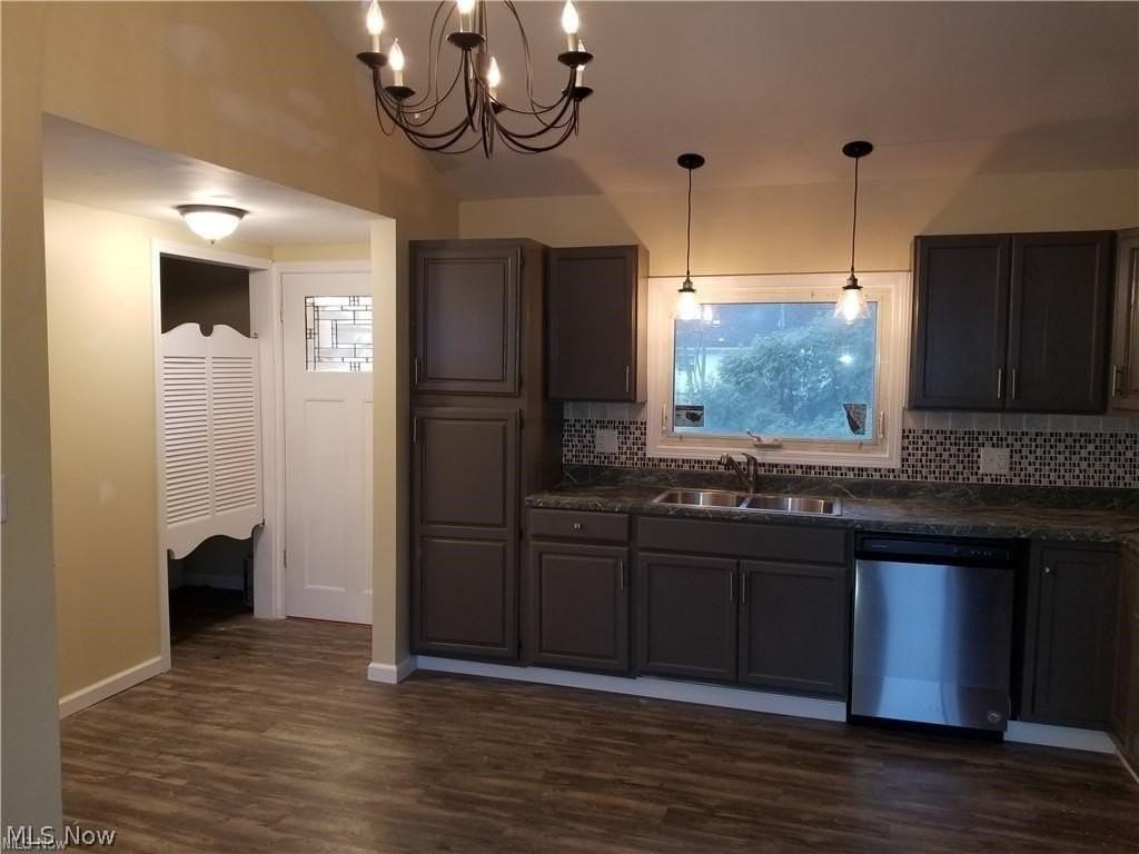2443 Amberly Dr - Photo 3 of 12