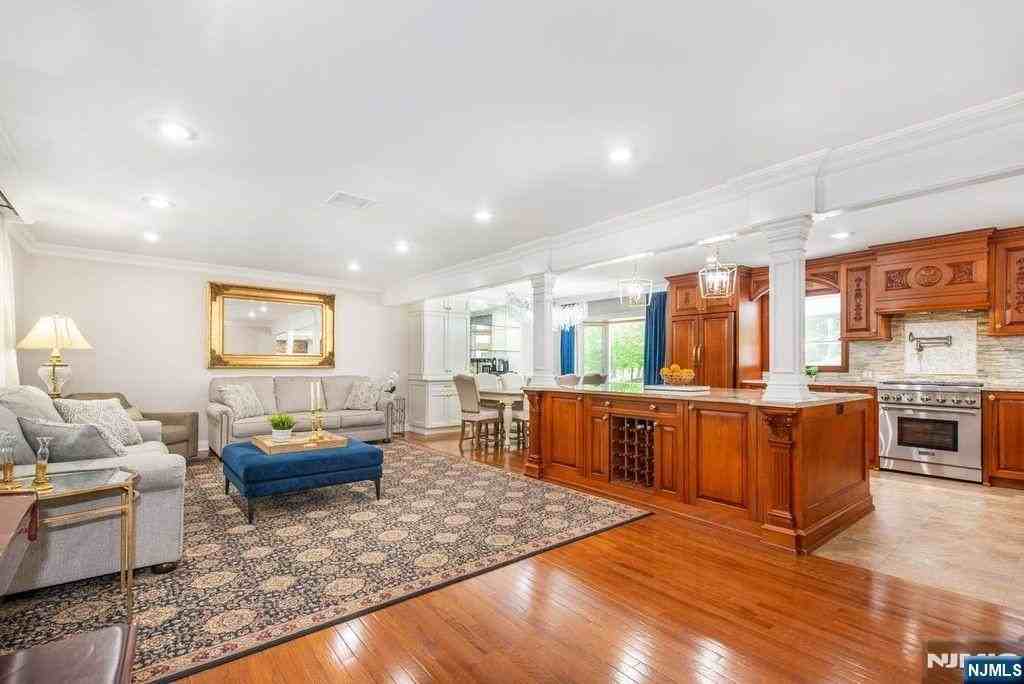 681 Glendale Rd - Photo 3 of 33