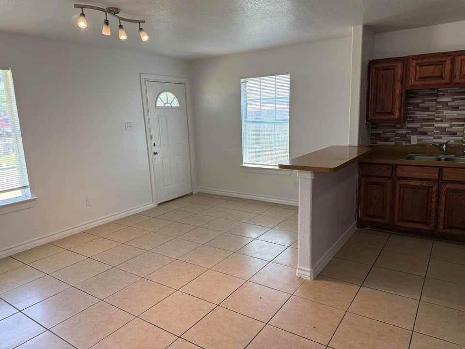 3103 N Crump St - Photo 3 of 19