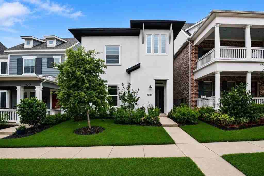 1049 Sarah St