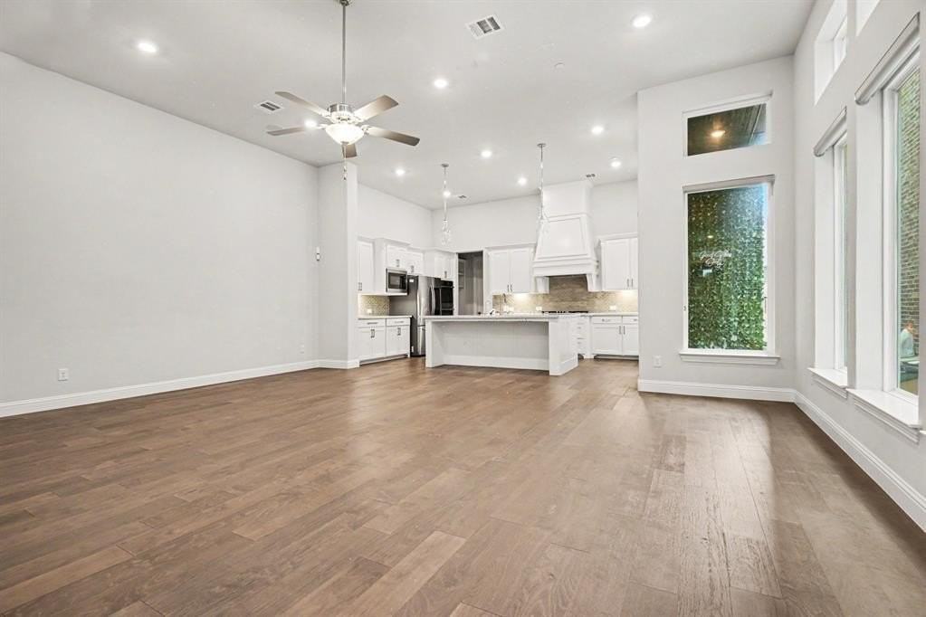 1049 Sarah St - Photo 2 of 19