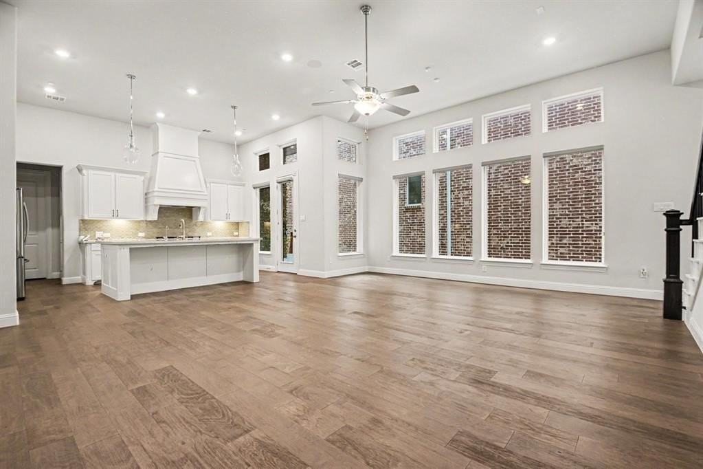 1049 Sarah St - Photo 3 of 19