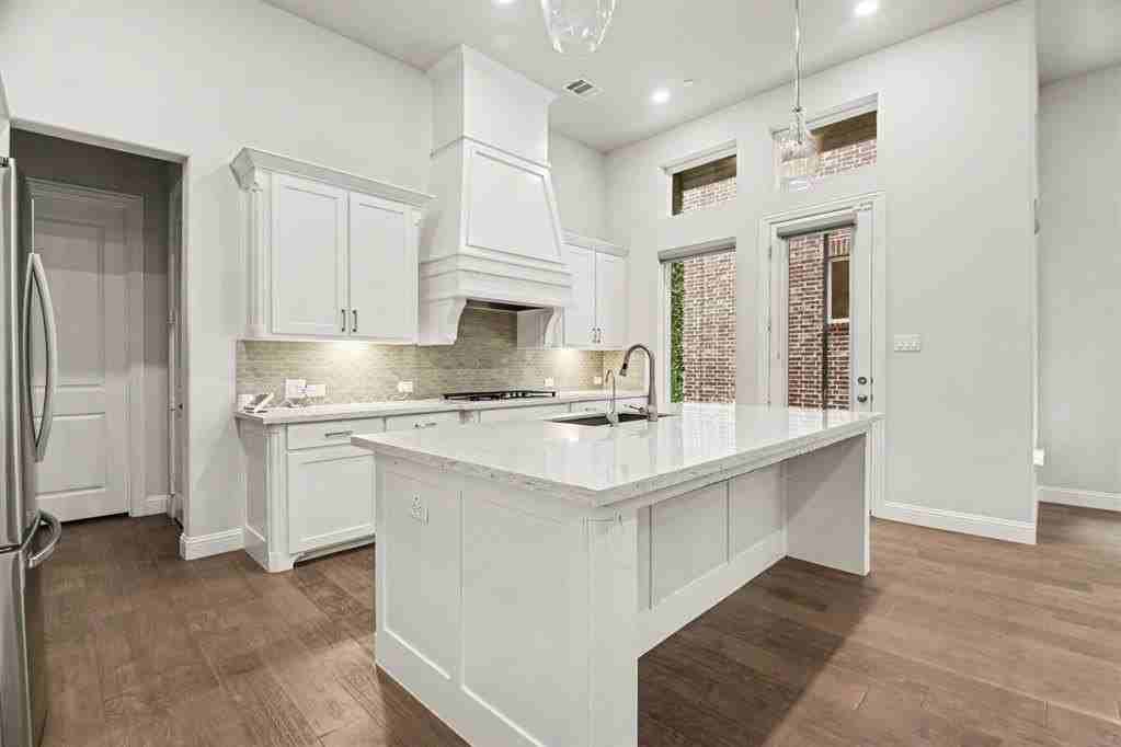 1049 Sarah St - Photo 4 of 19